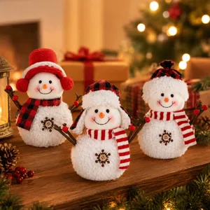 Weihnachten Plüsch Schneemann Detailaufnahme, süße Filz Tischdeko mit gemütlichem Ambiente.