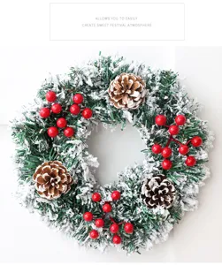 Beflockter Weihnachtsadventskranz mit Zapfen und roten Beeren für festliche Dekoration.