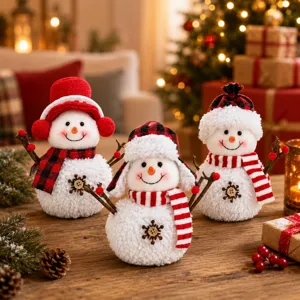 Detailansicht niedlicher Plüsch-Schneemann-Puppen mit roten Karo-Mützen für Weihnachtsdeko.