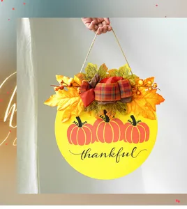 Plaque de porte en bois Thanksgiving d'automne avec citrouilles et feuilles pour décoration.