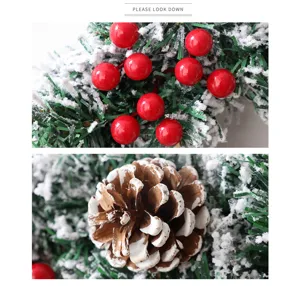 Weihnachts-Kranz Detailaufnahme mit beflockten Zapfen und roten Beeren für Dekoration.