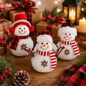 Bezaubernde Weihnachts Plüsch Schneemann Figuren Set mit gemütlichen Karomützen für die Tischdeko.