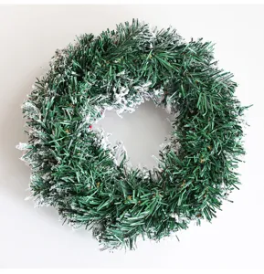 Beflockter künstlicher Weihnachts-Kranz Detailansicht, Tannennadeln mit Schnee für Tür Deko.