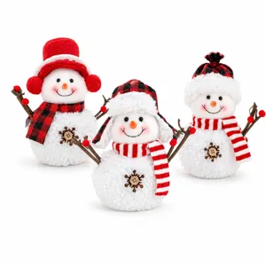 Detaillierte Nahaufnahme der süßen Weihnachts-Schneemann-Plüschpuppen mit Schals und Ästen.
