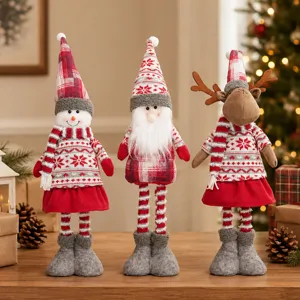 Primo piano dettagliato di tre simpatici peluche di Natale, pupazzo di neve, Babbo Natale e renna.