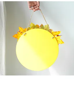 Panneau suspendu rond en bois avec déco de feuilles d'érable d'automne pour porte d'entrée.