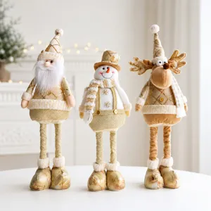 Set di bambole peluche di Natale con Babbo Natale, pupazzo di neve e renna in quadri oro.