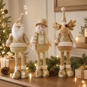Dettaglio di simpatici peluche natalizi telescopici con Babbo Natale, pupazzo di neve e renna.