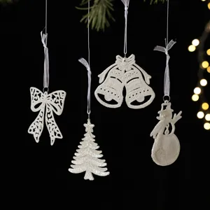 Conjunto de adornos colgantes de navidad con purpurina blanca arbol campanas fiesta