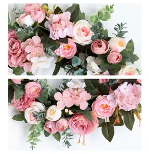 Détail de couronne de fleurs artificielles, guirlande de roses et pivoines roses pour déco.