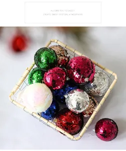 Vista detallada de bolas de navidad coloridas con lentejuelas en una cesta festiva.