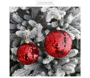Set de bolas de navidad con lentejuelas rojas, detalle de rama nevada, decoración festiva