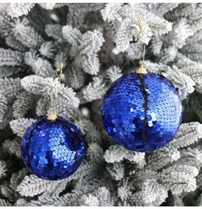 Detalle bolas de Navidad con lentejuelas azules, adornos colgantes brillantes festivos.