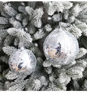Primer plano detallado de bolas de Navidad con lentejuelas plateadas de 8 cm.