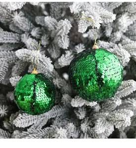 Vista de cerca de bolas de Navidad verdes brillantes con lentejuelas, decoración colgante.