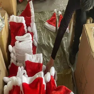 Gorro de Navidad rojo de felpa suave con borde blanco para adultos y ninos, fiesta ideal.