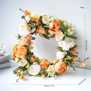 Kunstmatige lente pioenroos krans voordeur bloemdecoratie met oranje en witte rozen.