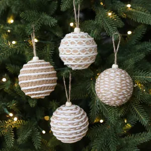 Set de cuatro adornos colgantes para arbol de navidad rústicos envueltos en yute y cuerda