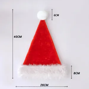 Gorro de Navidad de felpa con borde blanco esponjoso y pompón, accesorio festivo.