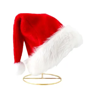 Gorro de Papá Noel de felpa con ribete blanco y pompón grande en soporte dorado.