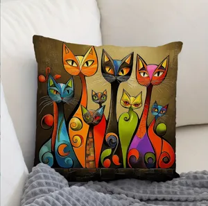 Künstlerischer Kissenbezug mit abstrakten Katzen, detaillierte Textilstruktur für Sofa.