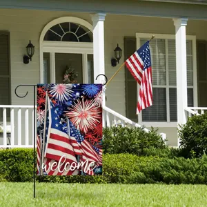 Amerikaanse Onafhankelijkheidsdag tuinflag met vuurwerk en welkomsttekst voor tuindecoratie.