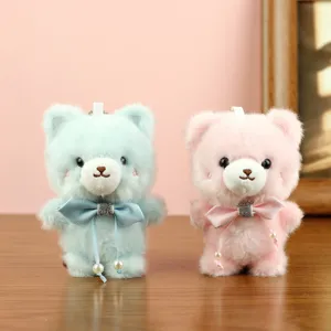 Detalle de llavero de peluche de oso, juguete de animal de peluche esponjoso con lindo lazo.