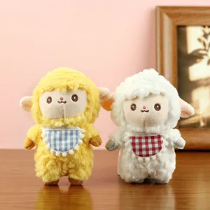 Niedliches kleines Schaf Plueschspielzeug Set, weiche Stofftiere mit Latzanhaenger als Geschenk.