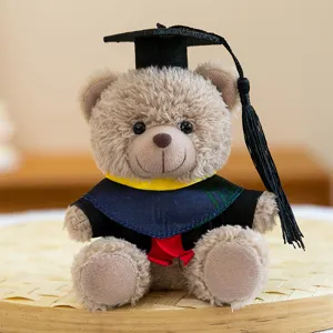 Adorable peluche d'ours de remise des diplômes portant une toque de gros plan détail.