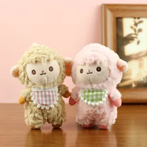 Süßes Plüsch-Schaf Schlüsselanhänger Puppe, weiches Stofftier Taschenanhänger mit kariertem Latz.