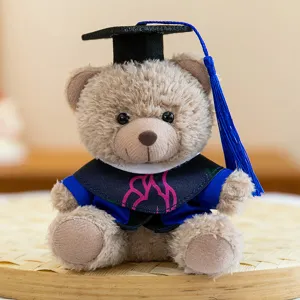 Ours en peluche diplômé avec chapeau de docteur et robe bleue pour cadeau d'étudiant.