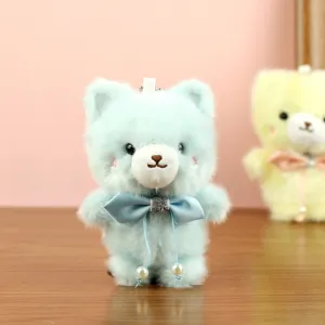 Lindo llavero de peluche de oso azul claro con lazo delicado y perla para decoración.