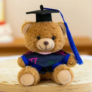 Détail de peluche ours en peluche de remise des diplômes, avec chapeau et robe.