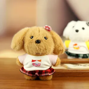 Primo piano dettagliato del simpatico ciondolo bambola cucciolo di peluche con gonna a quadri.