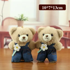 Adorable pendentif en peluche d'ours mignon avec salopette en jean et fleur, 10x7x13cm.