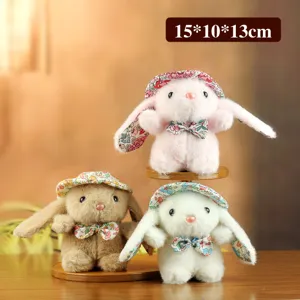 Dettaglio ciondolo bambola coniglio in peluche con cappello floreale, peluche per borsa.