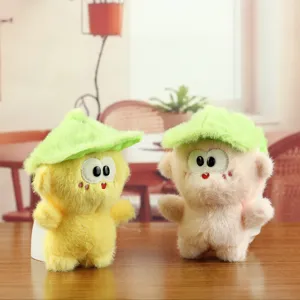 Vue rapprochée de charmants pendentifs singes en peluche avec des chapeaux sur table.