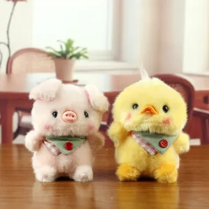 Simpatici giocattoli di peluche maialino e pulcino, morbidi peluche con bandana verde.