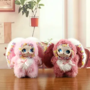 Detailansicht süßer Plüschpuppen mit Vinylgesicht, flauschigen Hasenohren und blauen Augen.