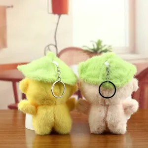 Detail du porte-clef singe en peluche douce avec une jolie feuille verte comme chapeau.
