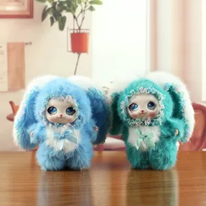 Detailaufnahme süßer Plüschpuppen mit Vinylgesicht in Blau und Türkis mit flauschigen Ohren.