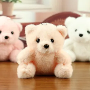Detailopname van de schattige pluche mini teddybeer hanger en zachte tasbedel sleutelhanger pop.