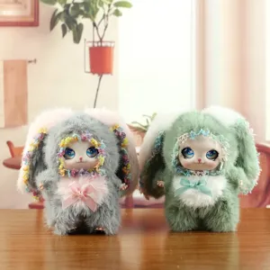 Süße Plüschpuppe mit Vinyloesicht, flauschiges Stofftier mit bunter Blumenspitze und Schleife.