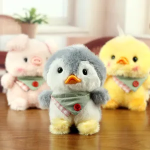 Primo piano dettagliato di simpatici giocattoli di peluche con fazzoletti verdi sul tavolo.