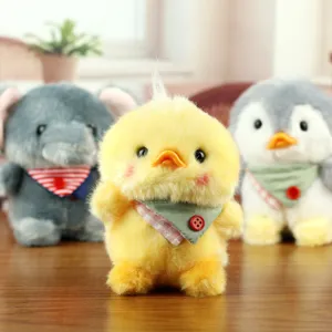 Primo piano dettagliato del simpatico pulcino di peluche giallo con mini sciarpa su scrivania.