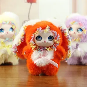 Niedliche Plüschpuppe mit Vinylgesicht, weiches flauschiges Kuscheltier mit bunter Blumendeko.