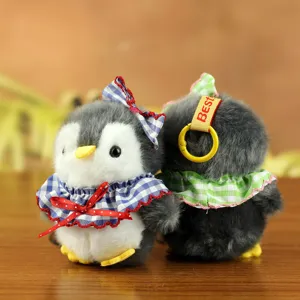 Simpatico portachiavi pinguino di peluche con sciarpa a quadri e fiocco, ciondolo borsa.