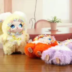 Detailansicht der niedlichen Plüsch-Puppen mit Vinylgesicht und bunten Fell-Designs auf Tisch.