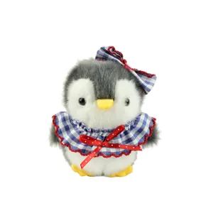 Simpatico ciondolo pinguino di peluche con colletto a quadretti blu e fiocco rosso.