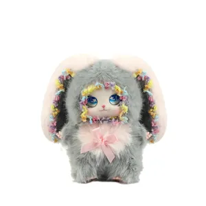 Süße graue Vinyl-Gesicht Plüschpuppe mit großen blauen Augen und flauschigen Hasenohren.